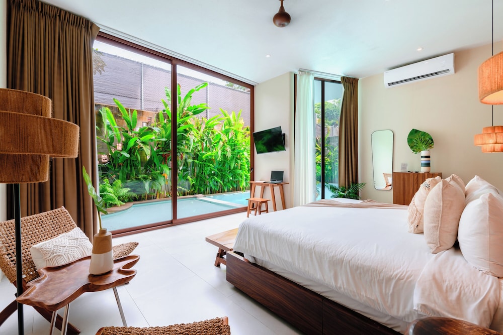 Signature Room, 1 King Bed, Pool Access