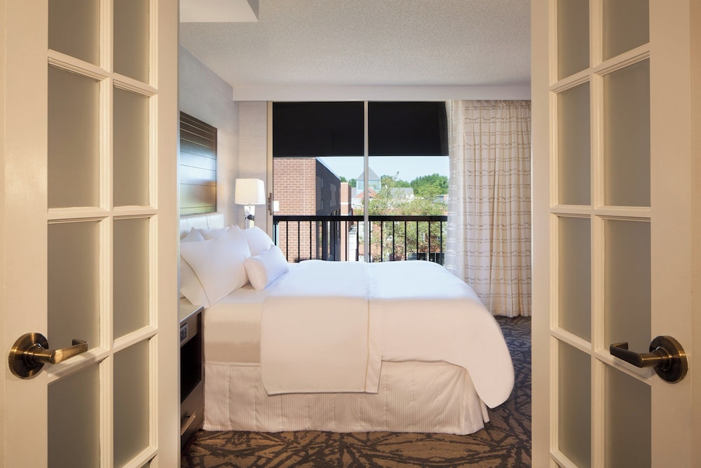 Room, 1 King Bed (Mobility/Hearing Access, Roll-In Shwr) - Photo 4