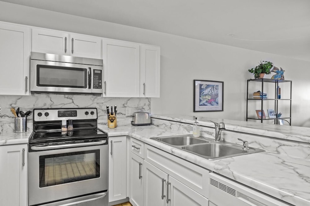 Condo, 2 Bedrooms photo 3