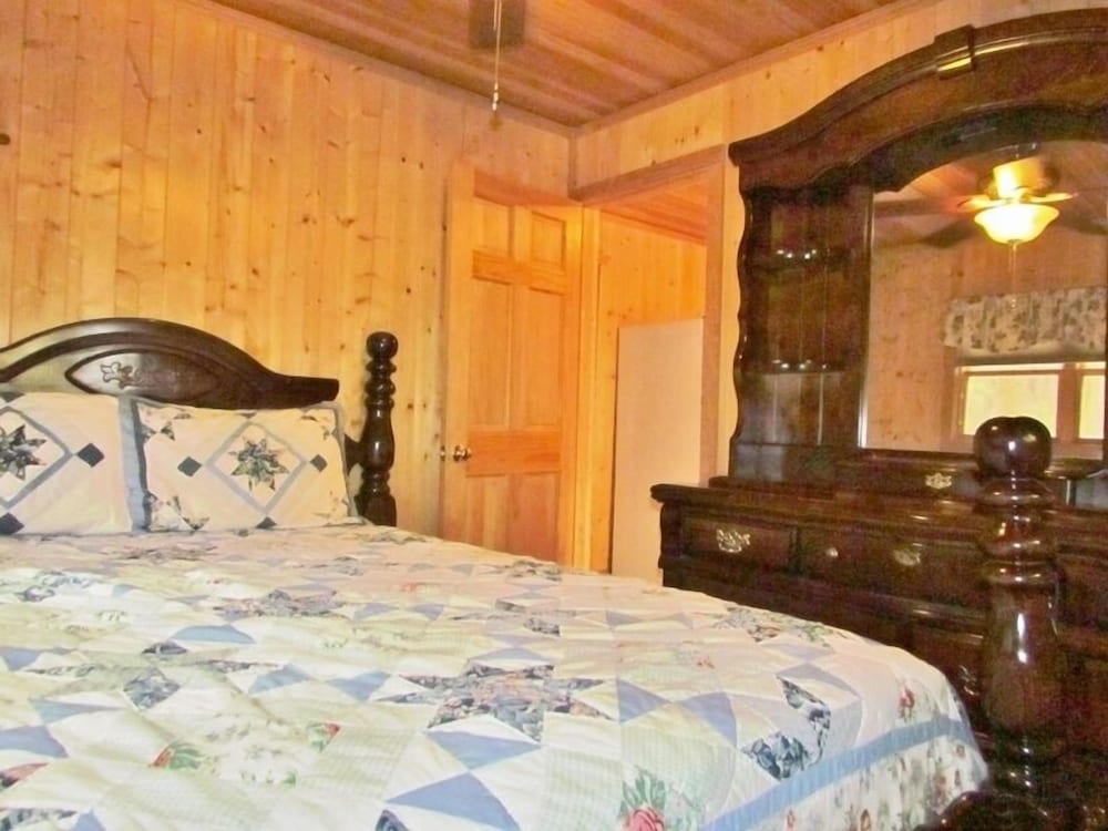 Cabin, 2 Bedrooms (No Pets)