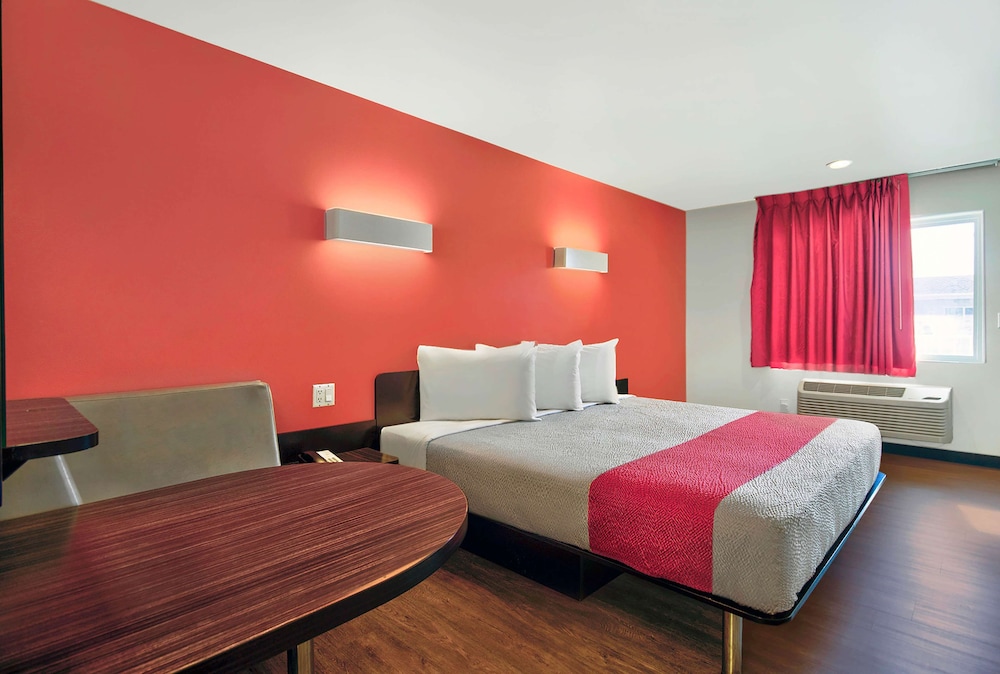 Standard Room, 1 King Bed, Non Smoking - Photo 10