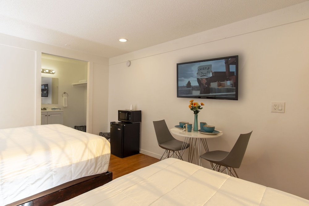 Standard Room, 2 Queen Beds, City View - Photo 1