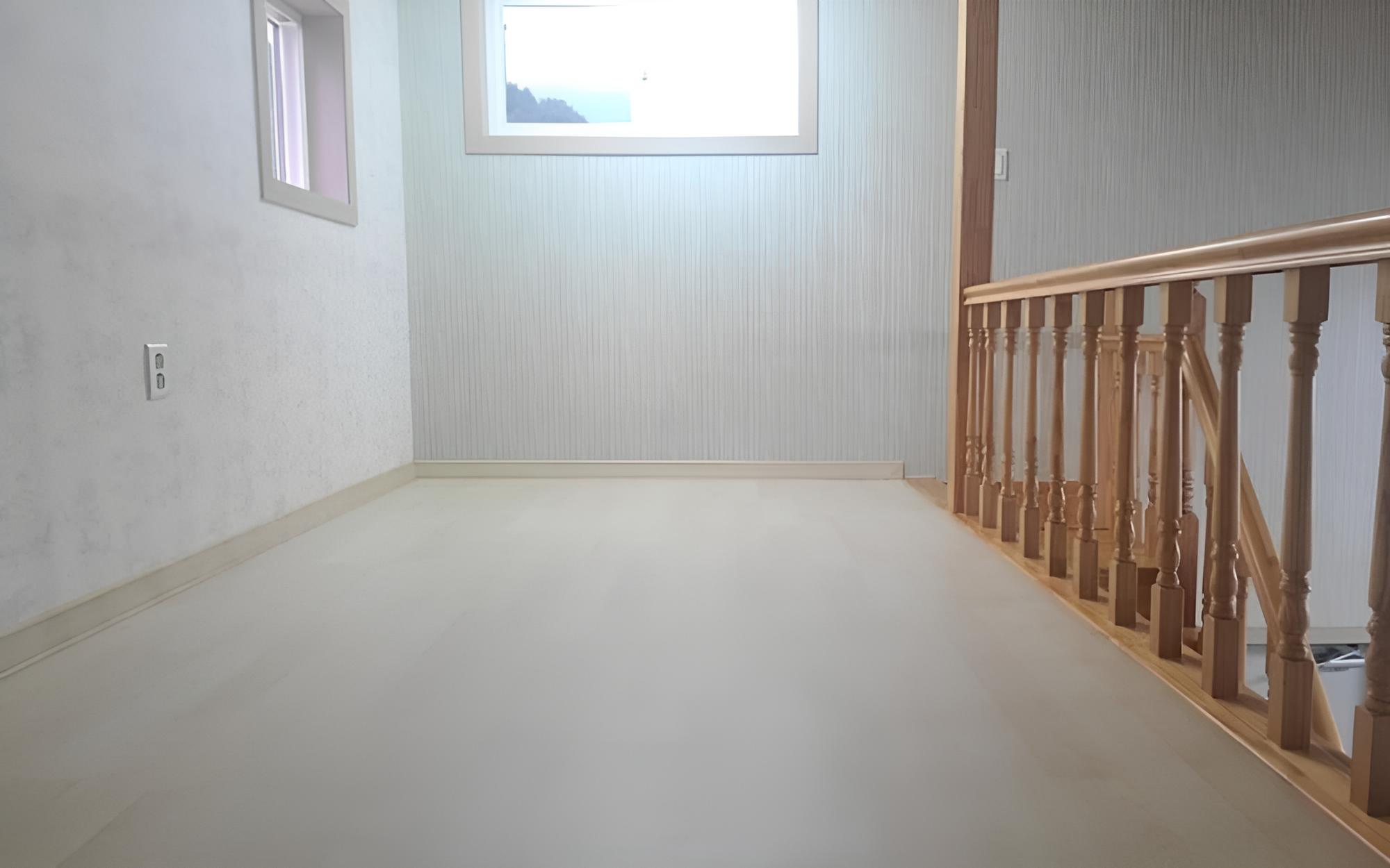 Room (Room 203)