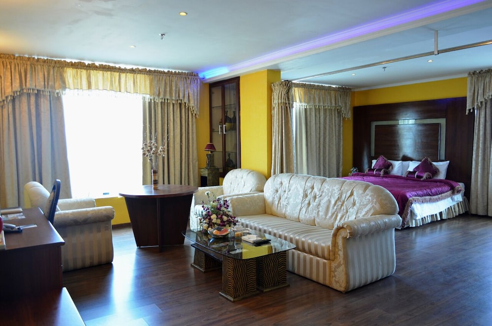Royal Room - Photo 3