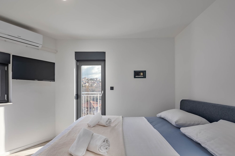 Family House, Multiple Bedrooms (Pool House Old Town)