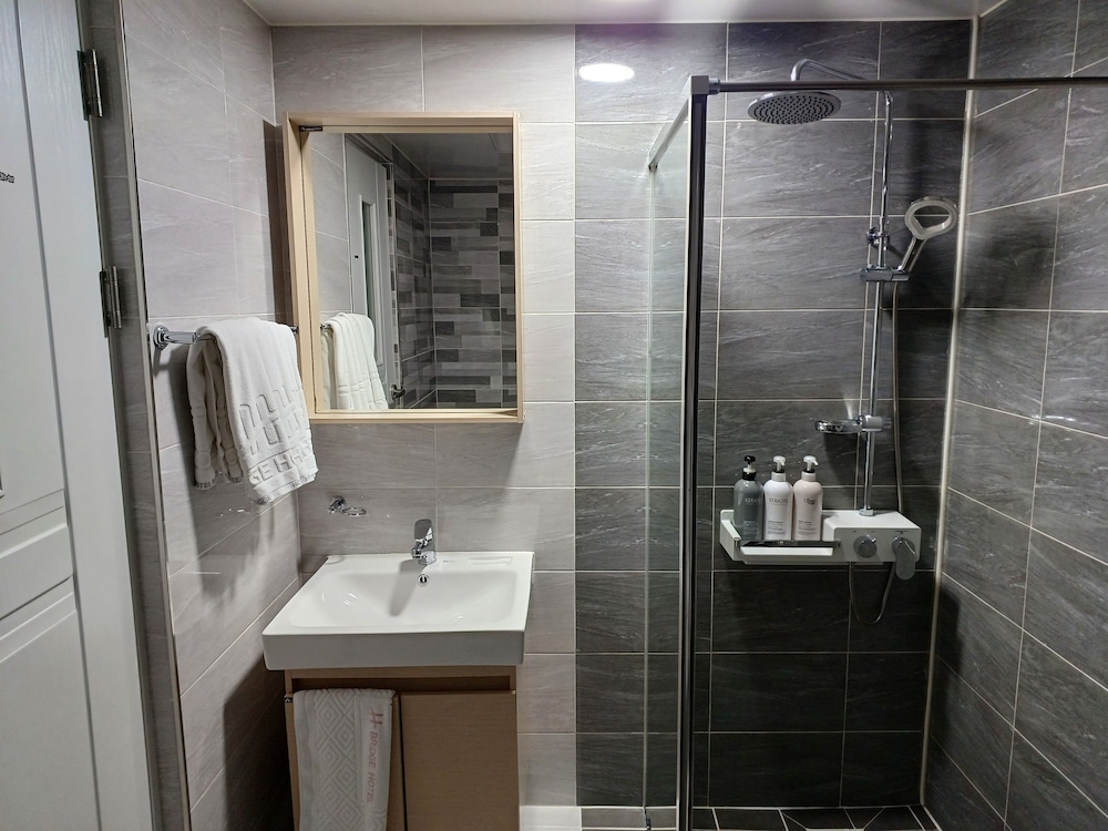 Standard Double or Twin Room - Photo 5