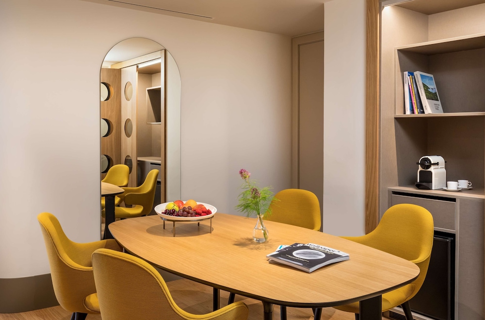 Suite, City View