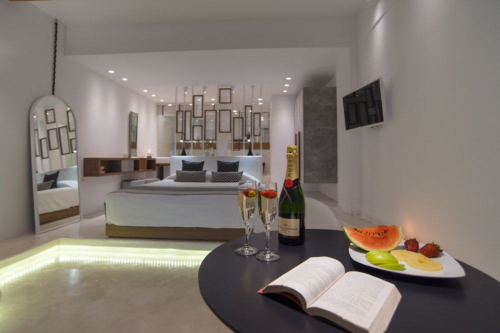 Deluxe Suite, Hot Tub - Photo 12