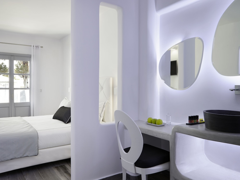 Elegant White Deluxe Room with Private Balcony - Photo 1