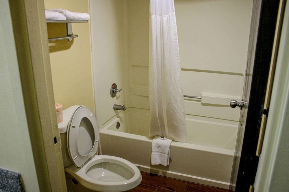 Standard Room, 2 Queen Beds, Smoking, Refrigerator & Microwave - Photo 4