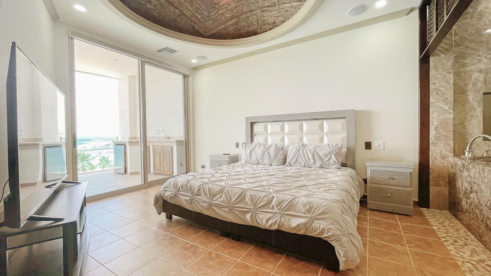 Premier Condo, 2 Bedrooms, Ocean View