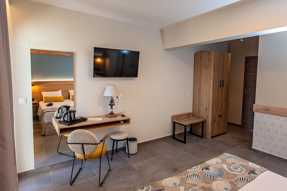 Suite, Private Pool, Garden View photo 2