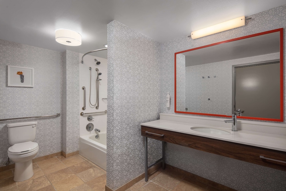 Suite, 1 King Bed, Accessible, Bathtub (Nonsmoking)