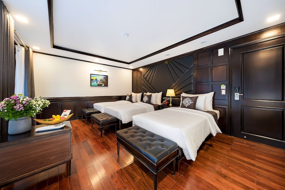 Queen Triple Suite photo 1