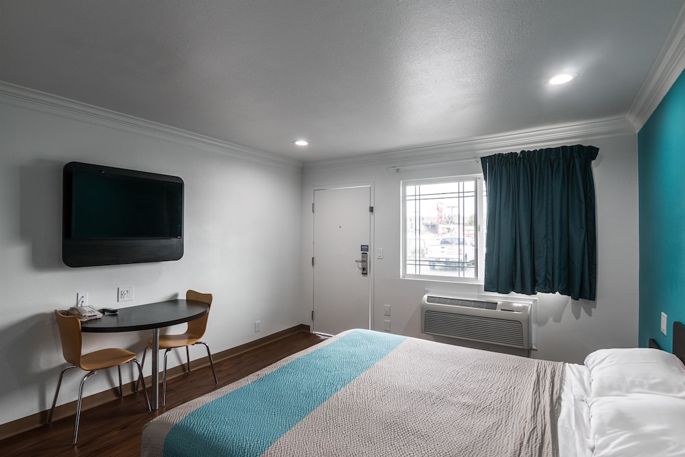 Standard Room, 1 King Bed, Non Smoking - Photo 8