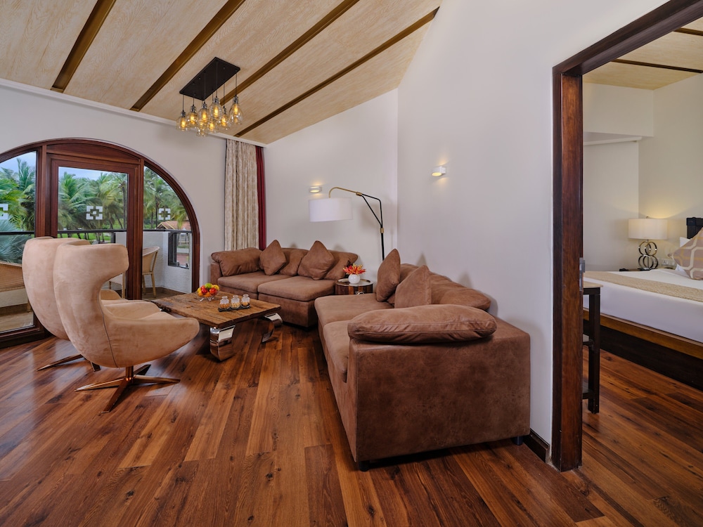 Suite, 1 King Bed - Photo 2
