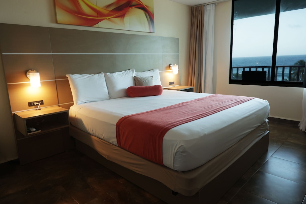 Standard Single Room, 1 King Bed, Ocean View photo 3