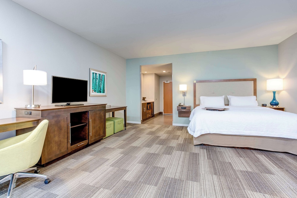 Studio, 1 King Bed, Non Smoking, Refrigerator & Microwave (Wet bar) - Photo 2