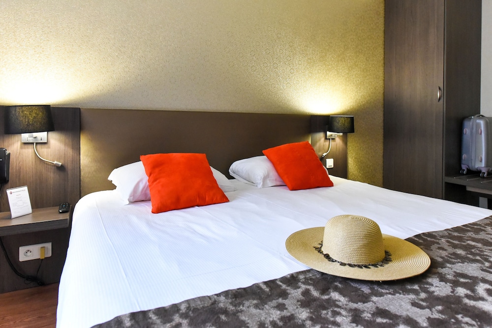 Executive Room, 1 Queen Bed, Non Smoking, Pool View - Photo 3
