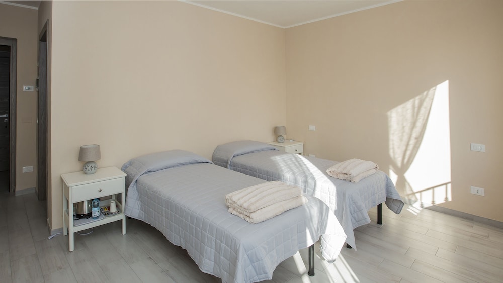 Twin Room - Photo 3