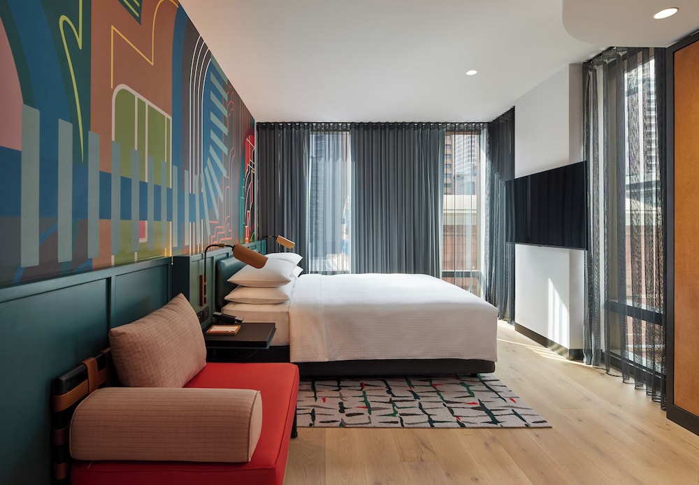 Standard Room, 1 Queen Bed, Roll-in Shower photo 3