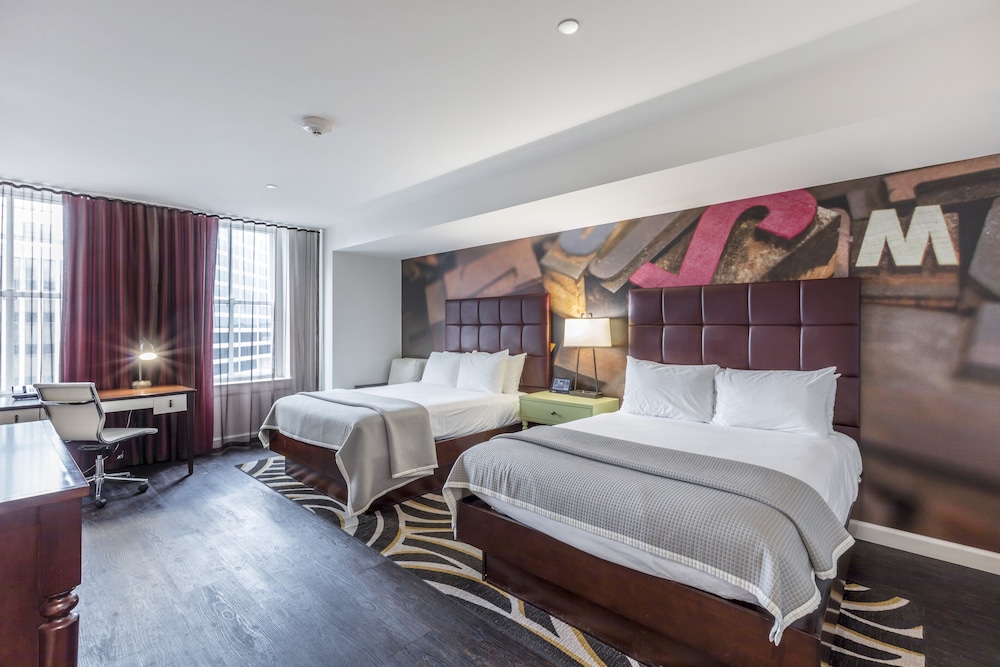 Standard Room, 2 Queen Beds, Roll-In Shower (Communications Accessible)