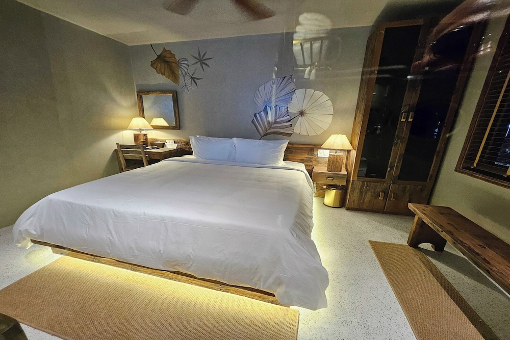Deluxe Queen Room - Photo 6