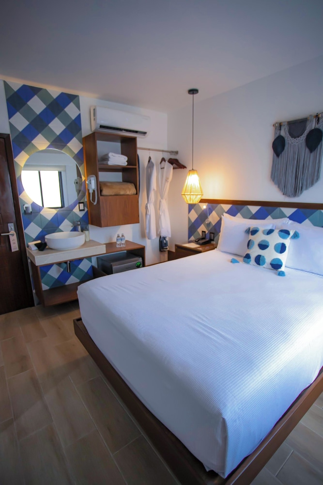 Superior Room, 1 Queen Bed, Refrigerator - Photo 3