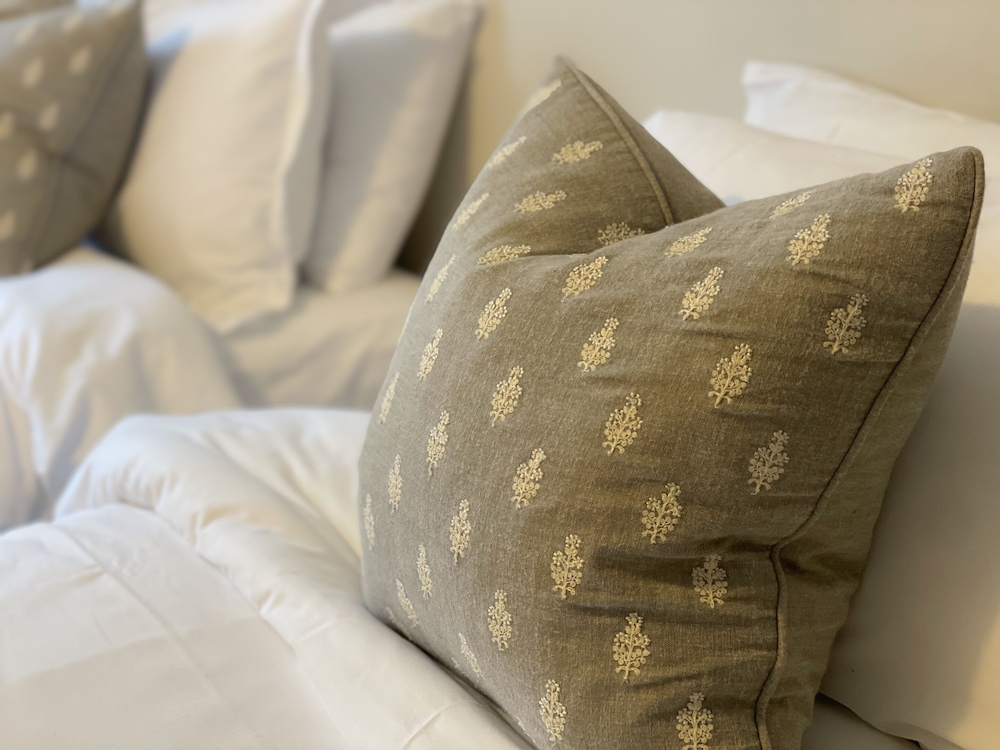 Double or Twin Room, Ensuite, Mountain View photo 1