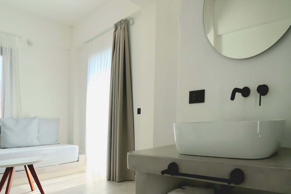King Sea View Suite with outdoor jacuzzi