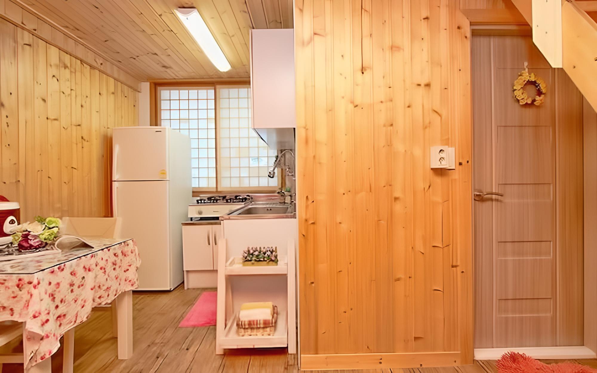 Room (Red Firefly) photo 3
