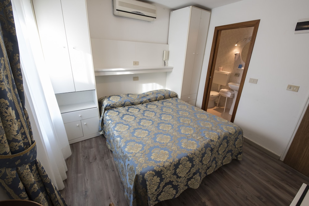 Double or Twin Room, Private Bathroom photo 3