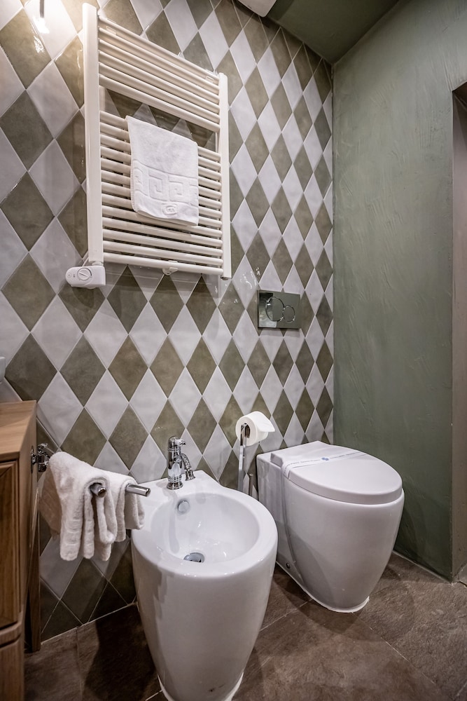 Executive Suite (Jacuzzi) - Photo 24