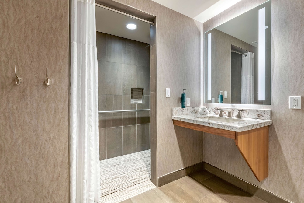 1 Bedroom Queen Suite with ACC Roll-in-Shower - Photo 6