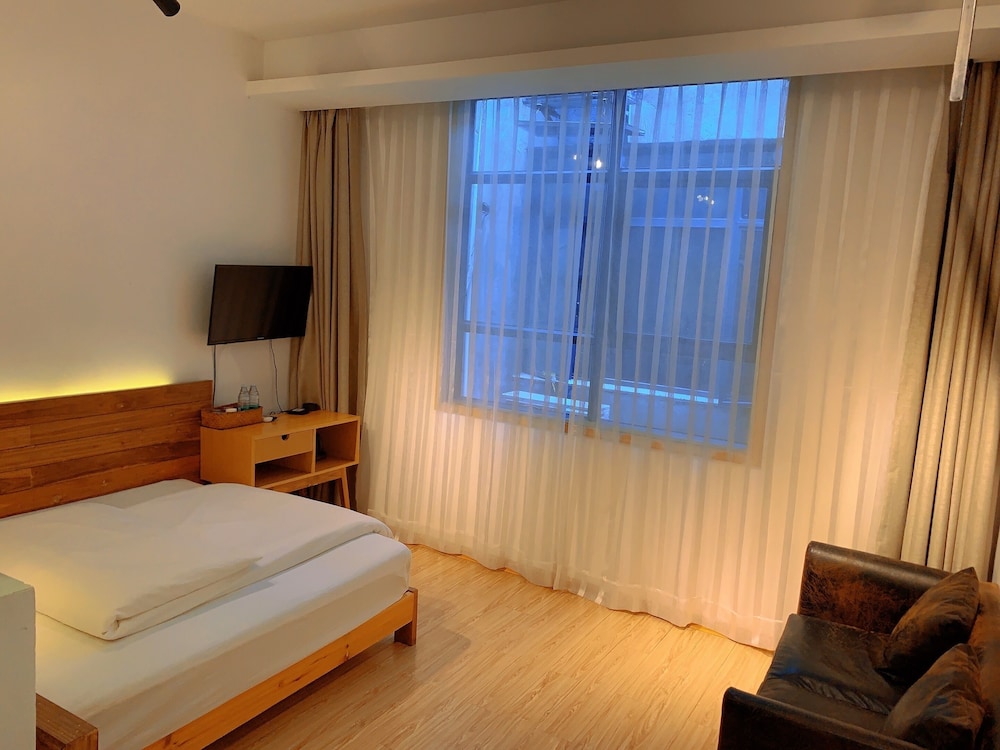 Basic Double Room Single Use, 1 Double Bed, Non Smoking, Private Bathroom photo 3