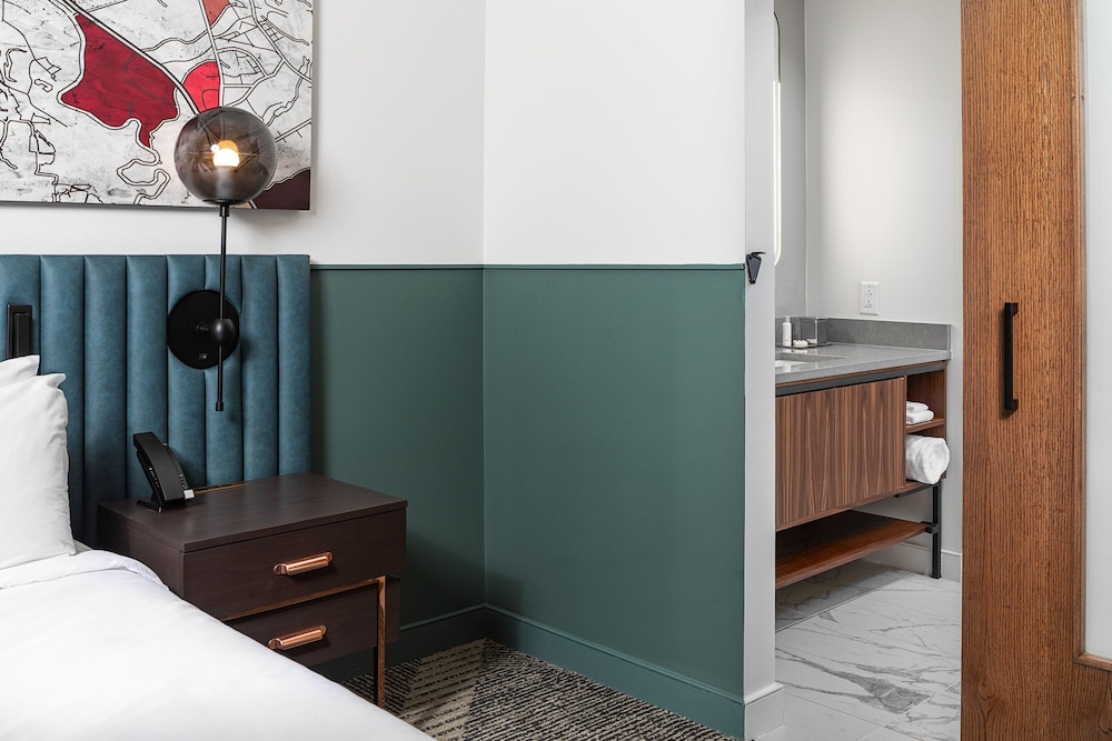 Room, 2 Queen Beds, City View - Photo 3