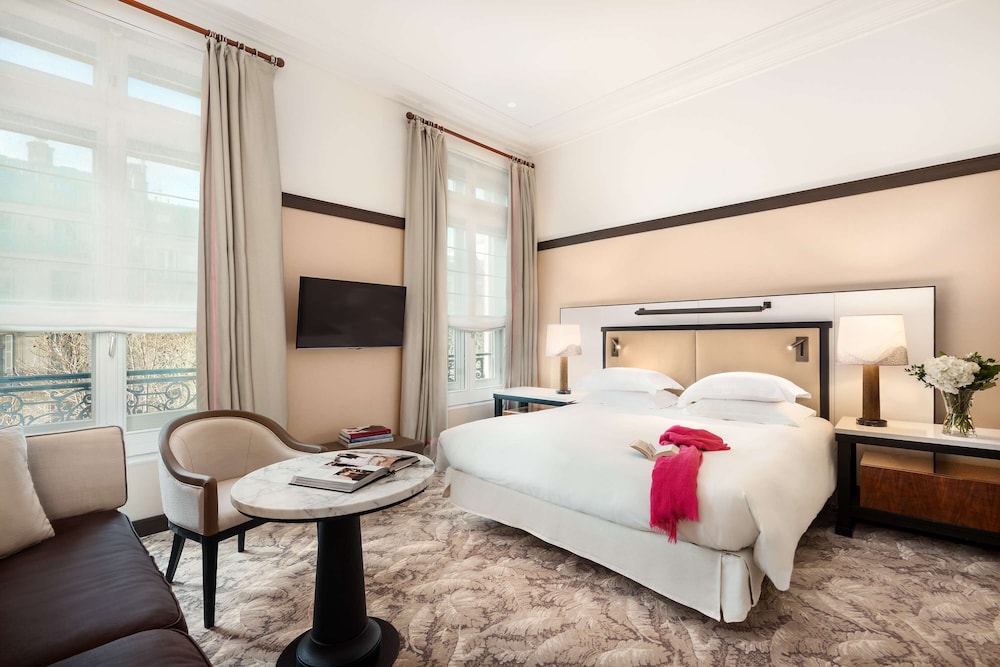 Premium Room, 1 King Bed with Sofa bed thumbnail 5