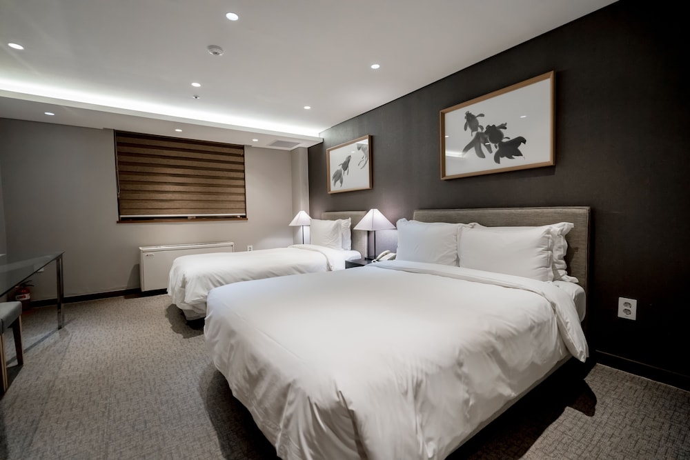 Deluxe Triple Room (No View)