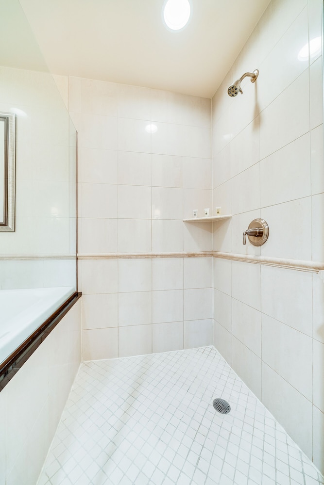 Deluxe Balcony Suite - Photo 12