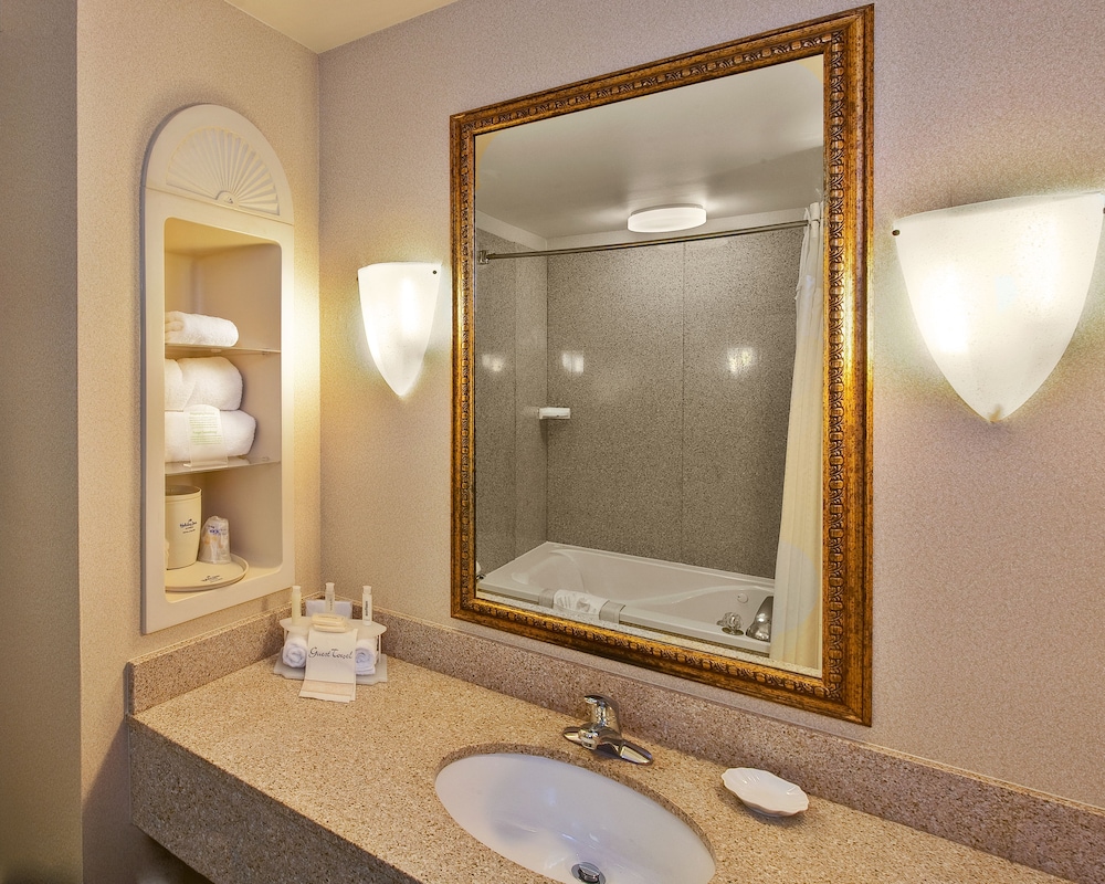 Suite, 1 King Bed, Jetted Tub (Whirlpool) - Photo 4