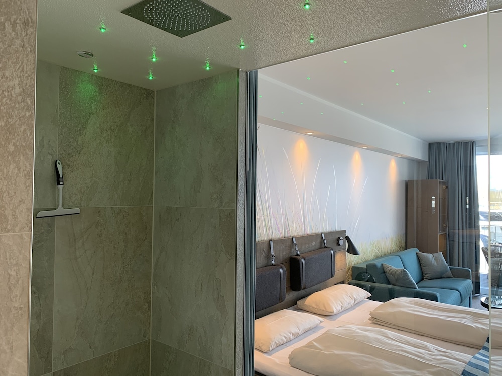 Superior Double Room, 1 Bedroom, Harbor View thumbnail 6