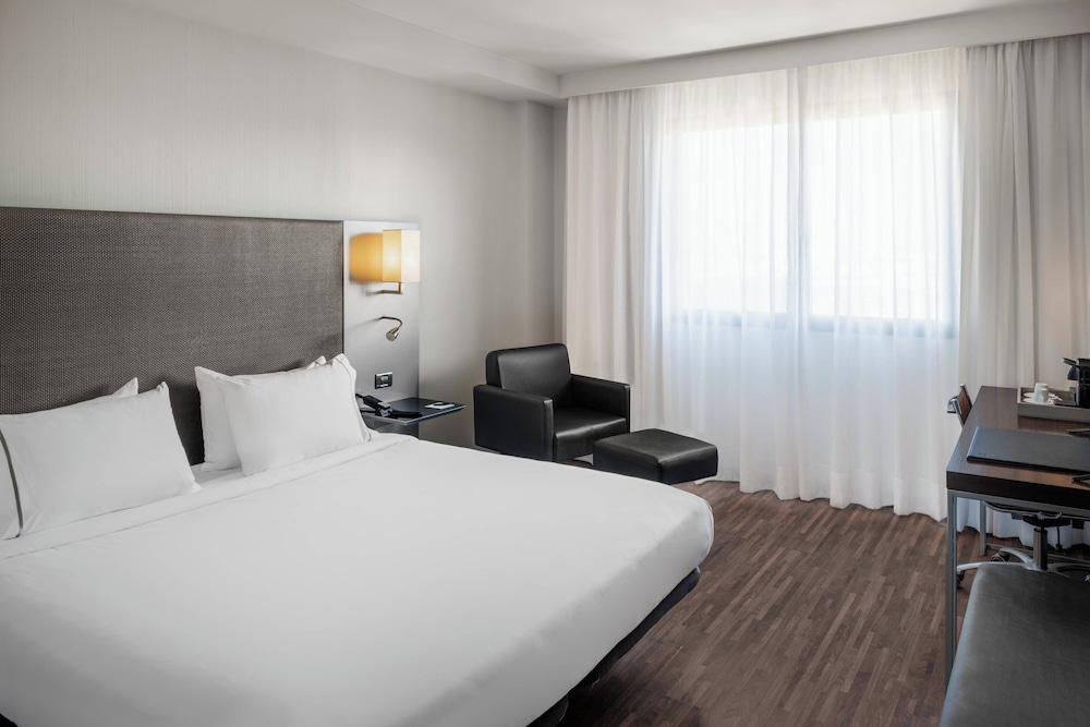 Standard Room, 1 King Bed, City View