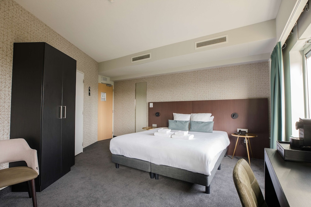 Comfort Room, 1 King Bed, Non Smoking (with Single Sofabed) - Photo 1