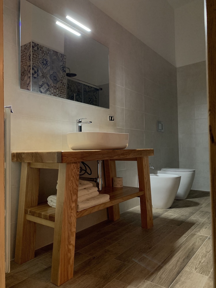 Romantic Double Room, 1 Queen Bed, Private Bathroom photo 3