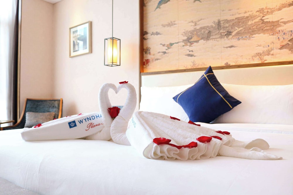 Deluxe Room, 1 King Bed, Accessible, Smoking