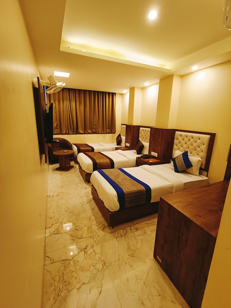 Classic Triple Room, City View - Photo 10