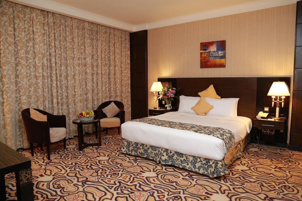 Classic Room, 1 King Bed, Accessible, Smoking photo 3