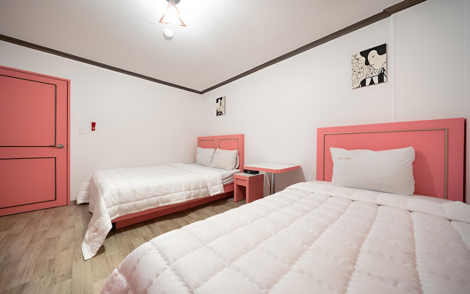 Room (Twin) - Photo 8
