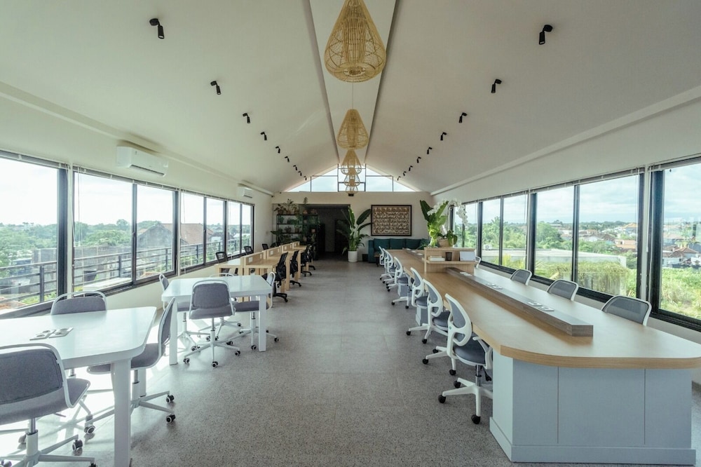 Deluxe Double Room with Coworking - Photo 12