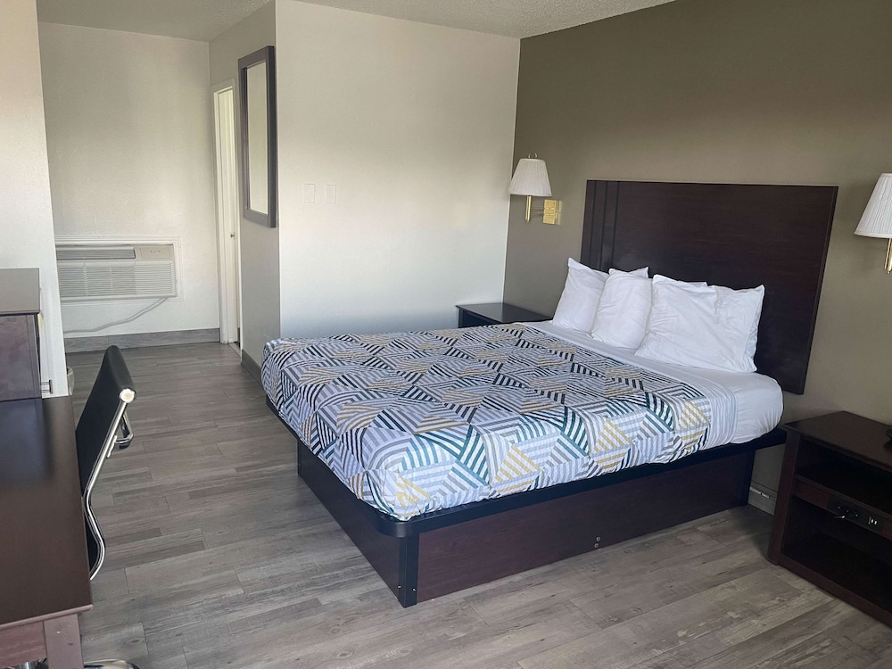 Deluxe Room, 1 Queen Bed, Non Smoking photo 3